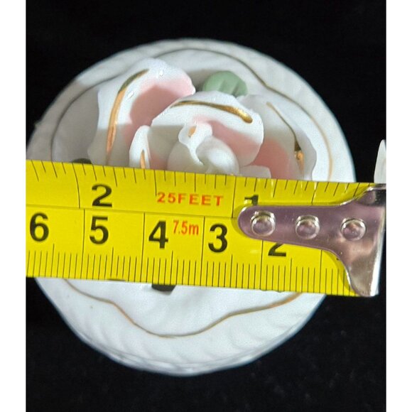 Beautiful porcelain roses trinket box cachet pot 3" - Picture 7 of 7
